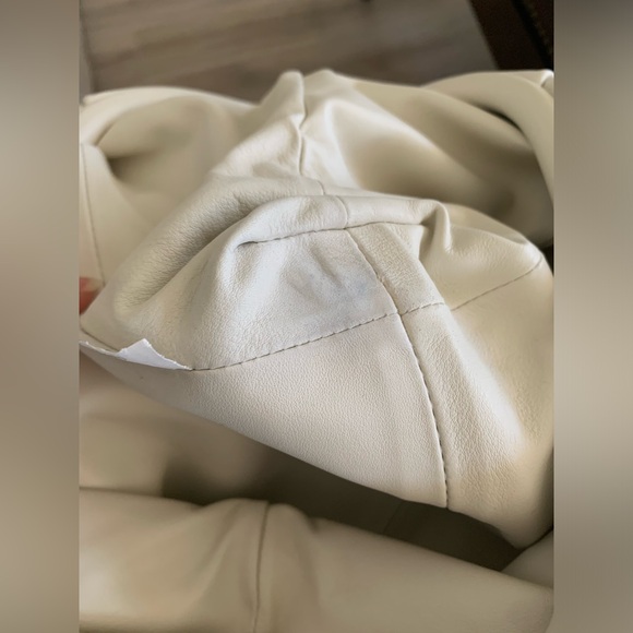 Bottega Veneta The Pouch Leather Clutch - Picture 16 of 16